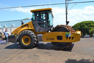 Prefeitura recebe rolo compactador