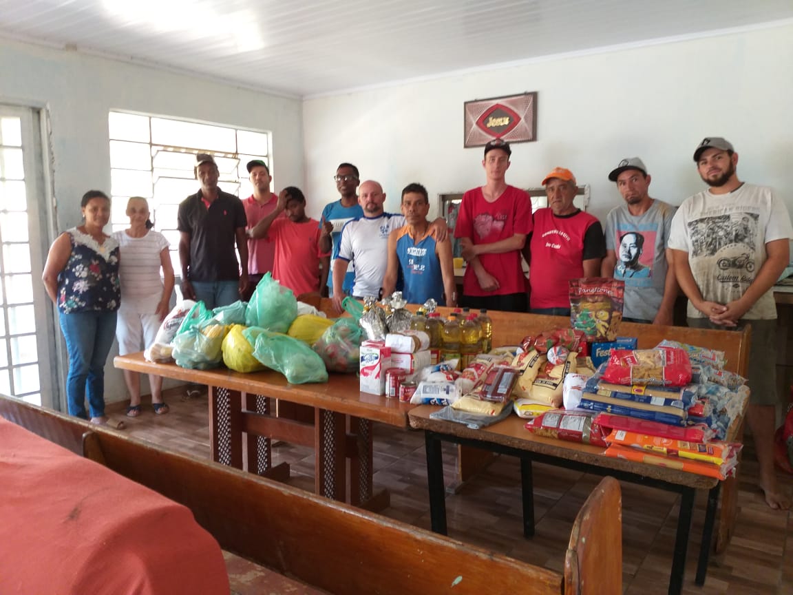 Projeto arrecada alimentos para entidades