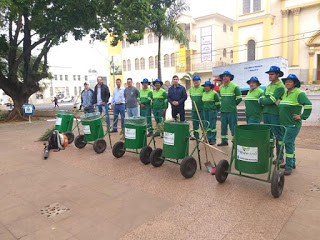 Prefeito com a equipe da varrição