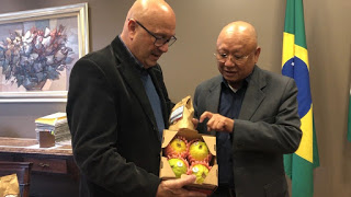 Romanelli e Hiroshi destacam goiaba e café produzidos em Carlópolis e que estão na lista de proteção no acordo entre o Mercosul e a União Europeia